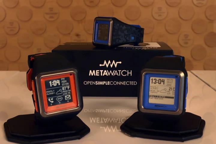 The MetaWatch STRADA smartwatch pairs with an iPhone 4S, 3rd gen iPad or Android smartphone via Bluetooth and features vibrating alerts for incoming calls, SMS text messages, emails, and social network notifications