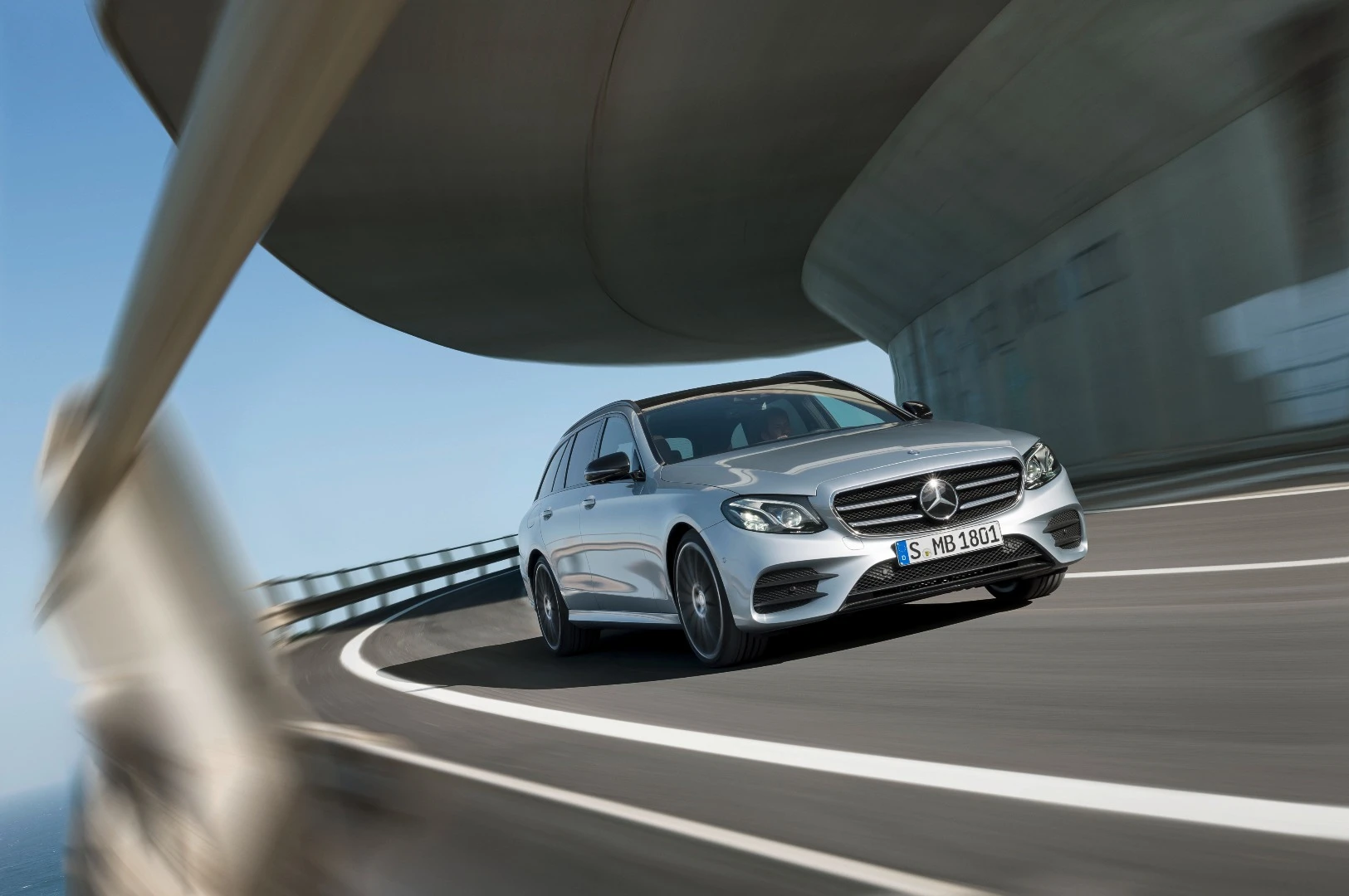 The grille and wheel combination changes depending on trim level
