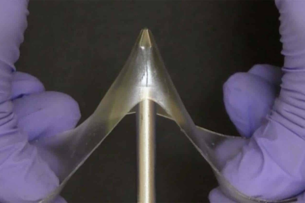 New &ldquo;glassy gel&rdquo; materials are strangely strong, stretchy and sticky