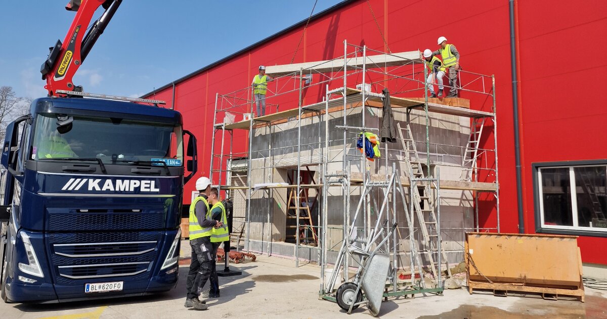 A crew rebuilds a test structure made from the reusable bricks, after having fully dismantled it