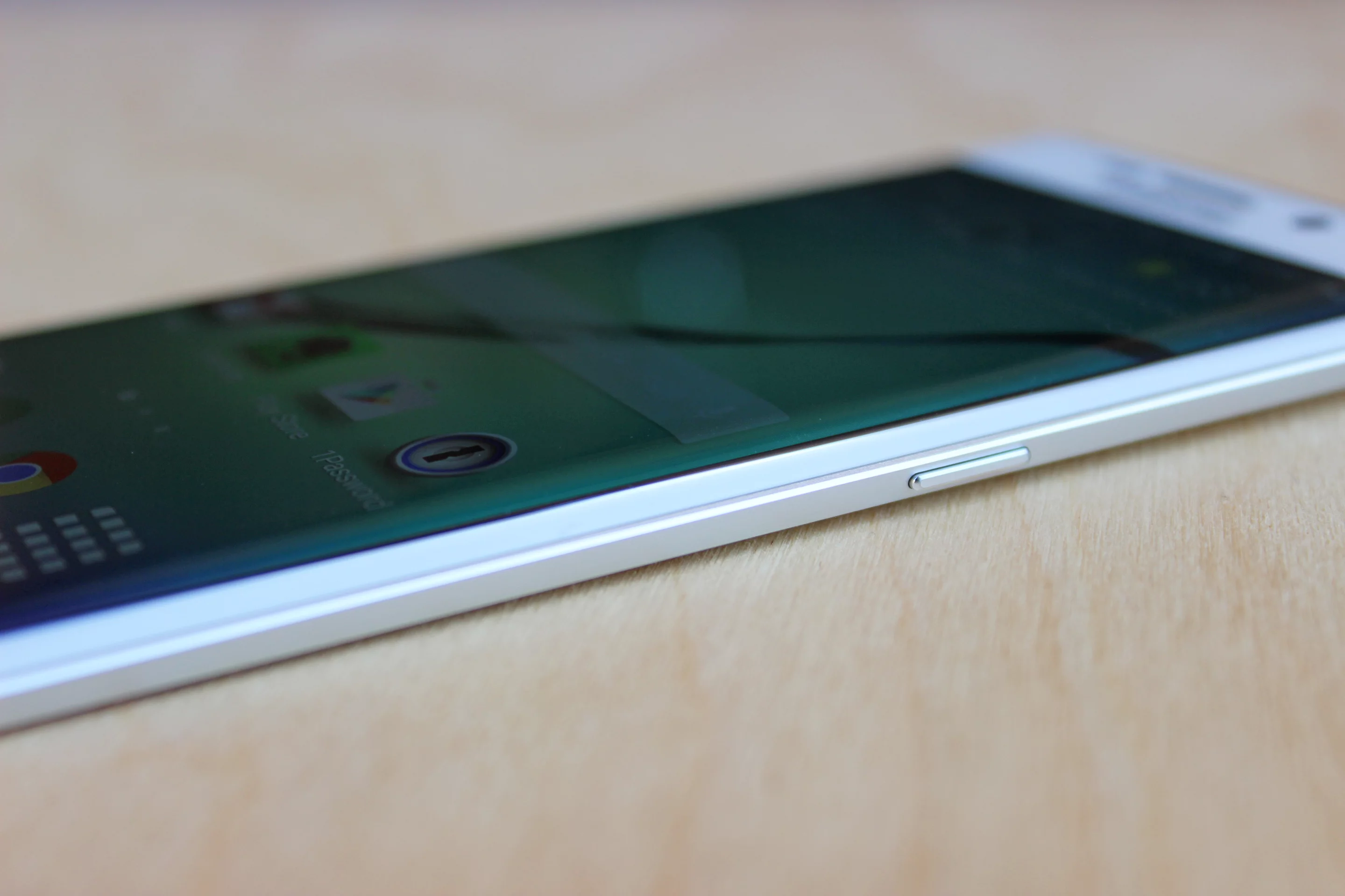 Is the curved screen worth an extra US$100? (Photo: Will Shanklin/Gizmag.com)