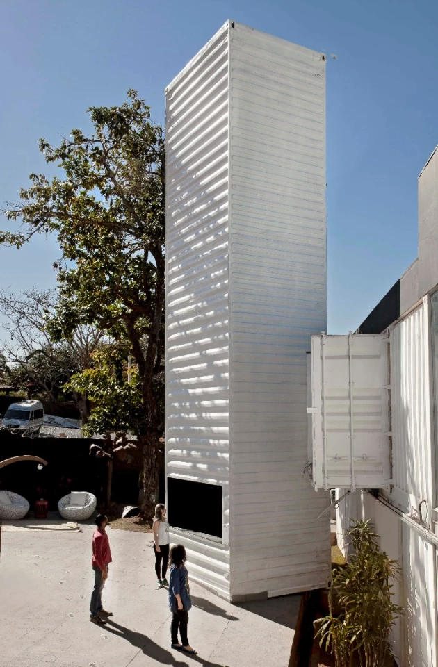 The Superiscopio container stands on one of its 290 x 245 cm (9.5 x 8 ft) ends