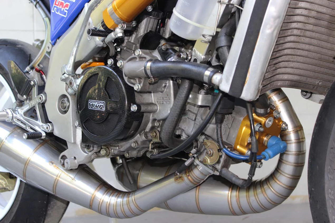 Behind the carbon cover lurks a dry clutch