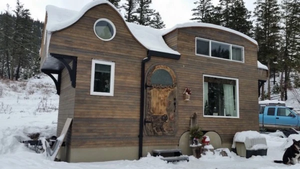 Esk'et Tiny House features a surprisingly large and modern interior.