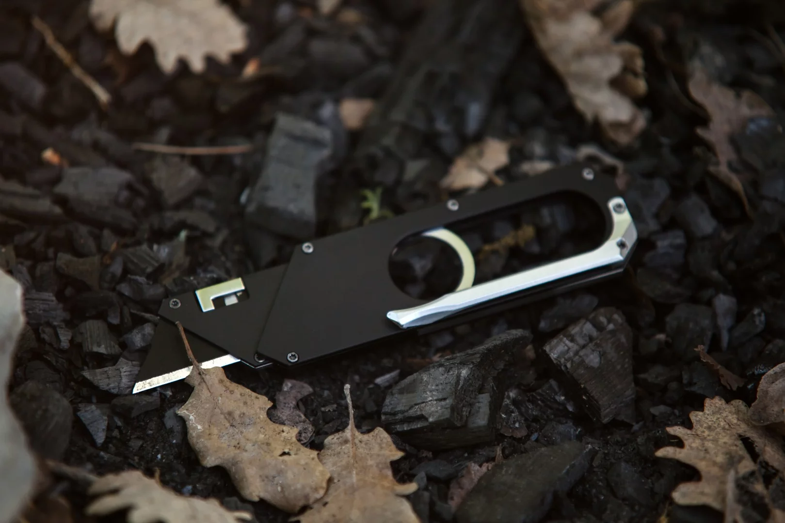 The Maker Knife measures just 7.7 mm (0.3 in) thick