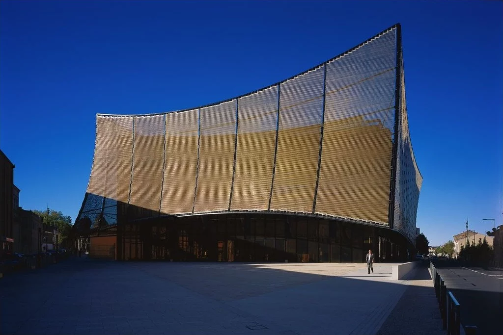The huge curved copper-colored metallic mesh façade of the Grand Théâtre d'Albi (Photo: Georges Fessy / DPA / Adagp.)