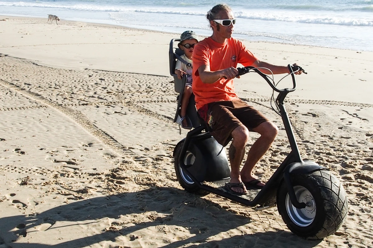 With its two oversized drive wheels, the eGroov manages all types of terrain, including sand