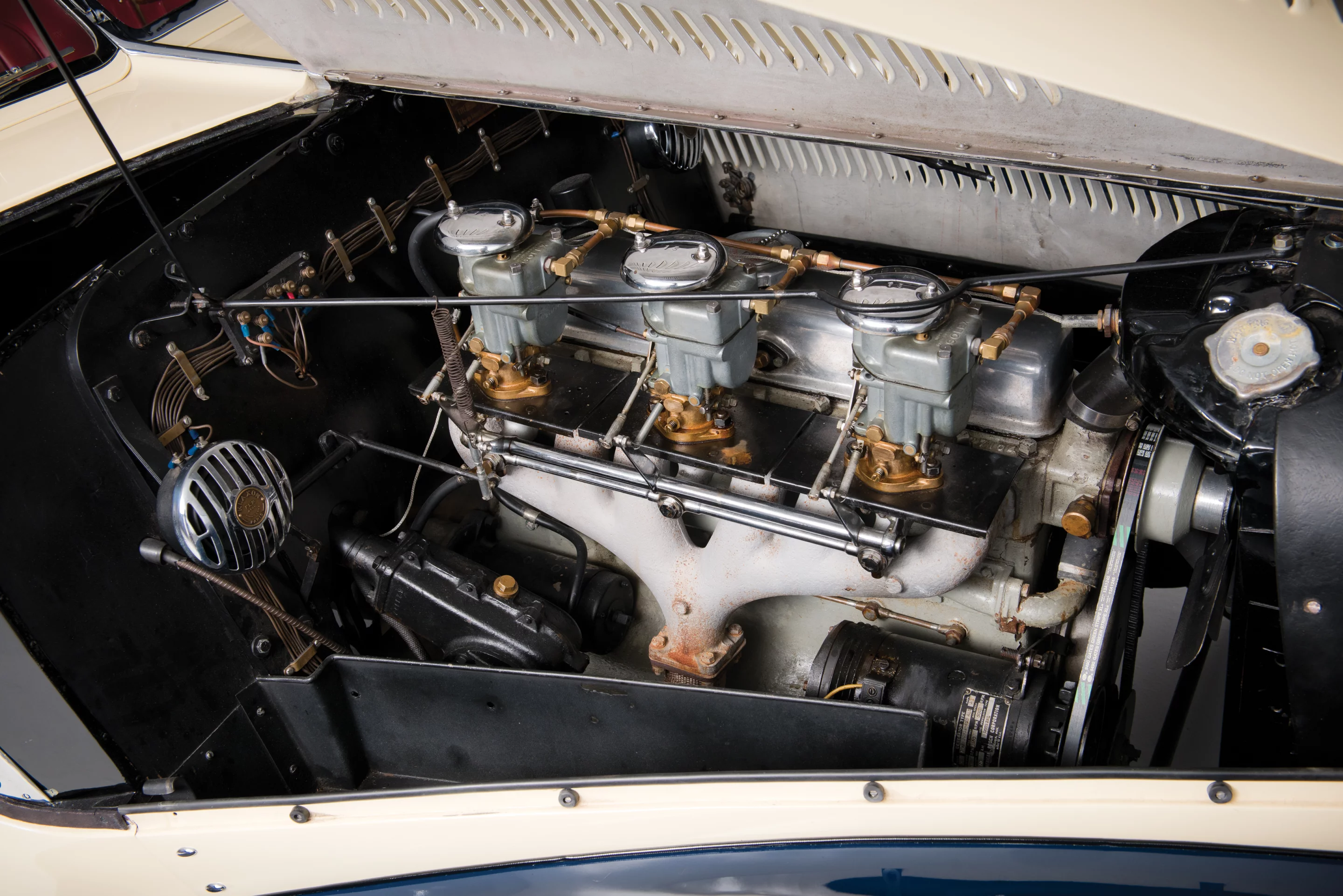 The Court Torpedo runs on a 130 cv, 3,557 cc inline overhead-valve six-cylinder engine and a four-speed manual gearbox