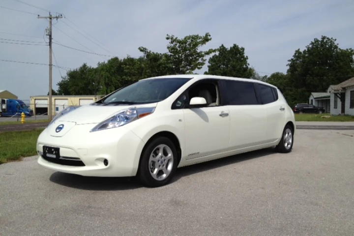 A Nashville hotel now shuttles its VIP guests in an all-electric Nissan Leaf limousine (Photo: Imperial LimoLand)