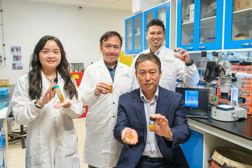 (From left) NTU Singapore PhD student Deng Jingyu, Research Fellow Dr. Ferhan Abdul Rahim, Research Fellow Dr. Shahrudin Ibrahim, and Prof. Cho Nam-Joon (holding the raw pollen and the pollen-based sunscreen in a bottle)