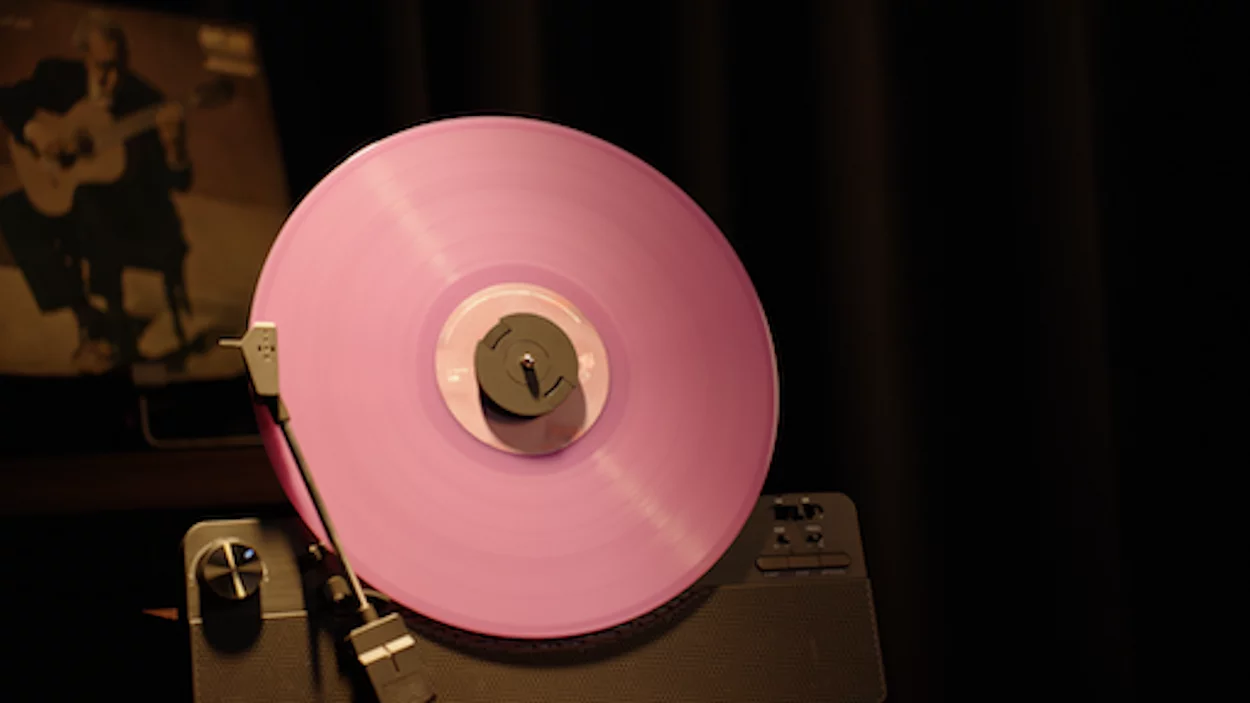 No need to lift and place the tonearm manually, the ToVerse system takes care of that for you