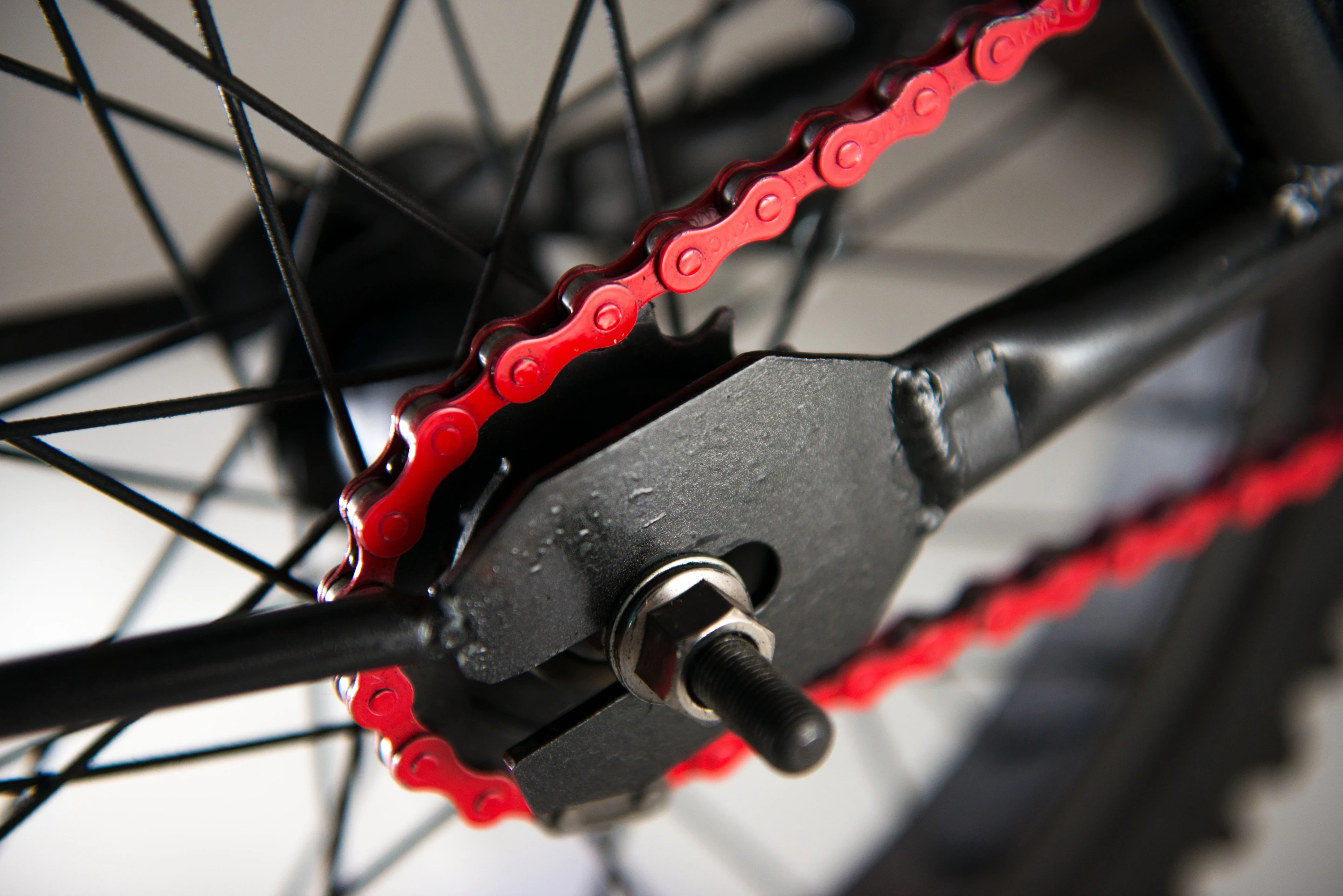 Out front, there's a 3:1 gearing ratio and freewheel hub that's said to offer a top speed of about 20 mph, depending on the rider