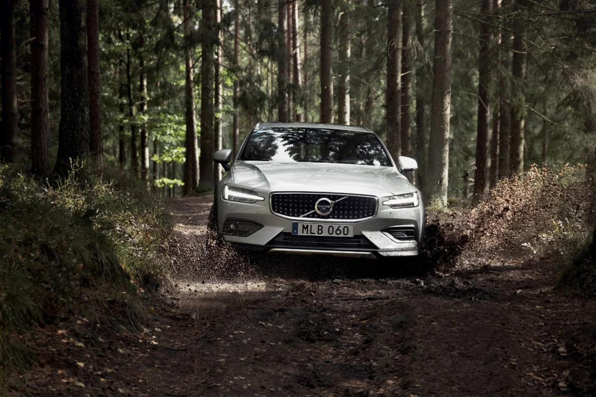 You don't have to drive your V60 Cross Country off-road, but if you do, you might as well get it muddy