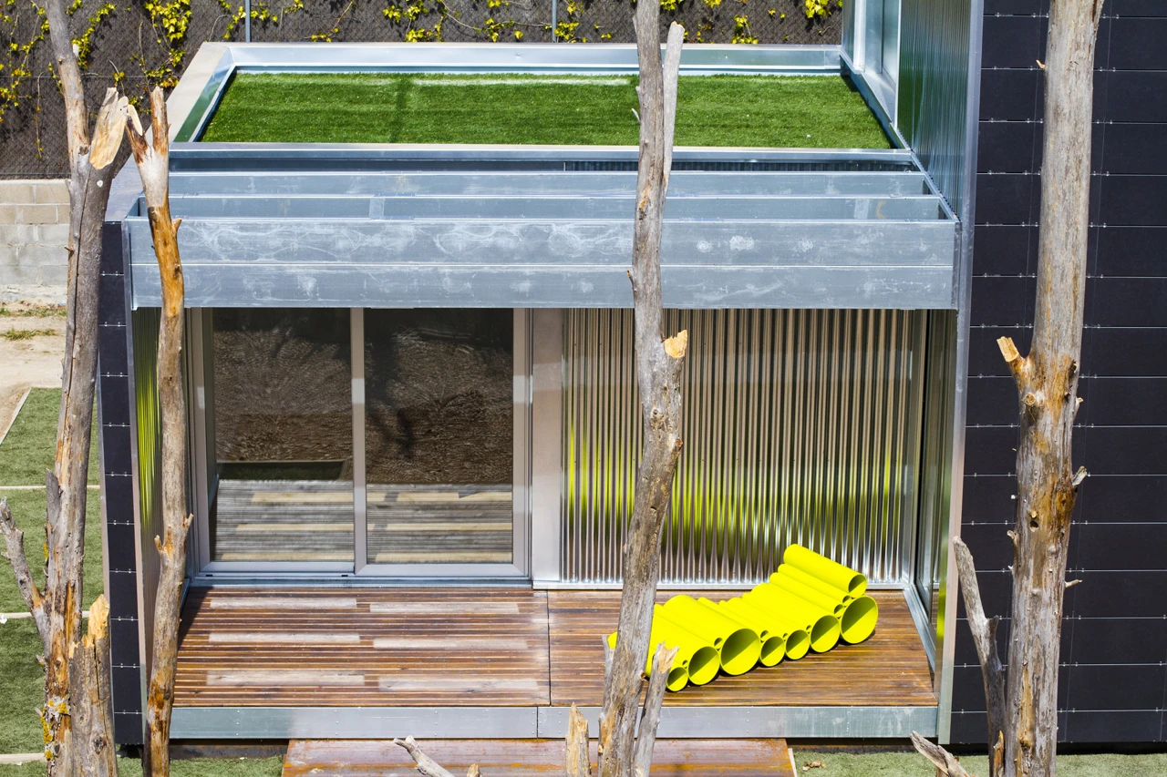 SAVMS is designed for natural cross-ventilation, and can accommodate rainwater harvesting as well as both photovoltaic and thermal solar systems(Photo: CSO Arquitectura)