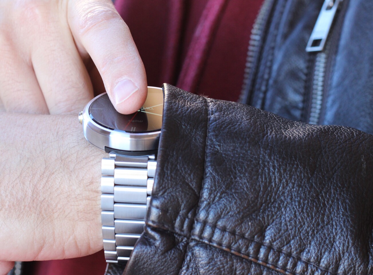 Using a silver steel Moto 360 (Photo: Will Shanklin/Gizmag.com)