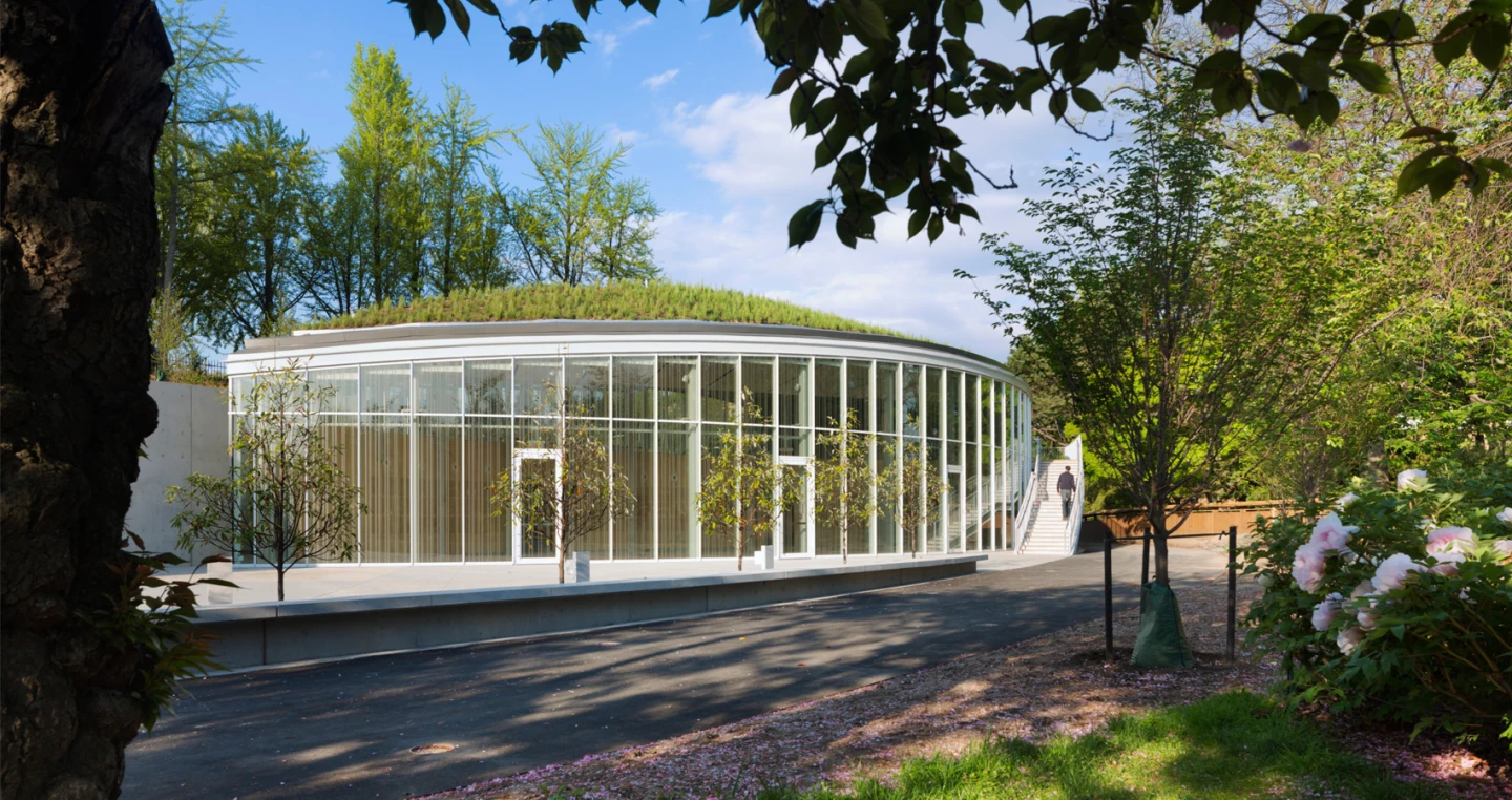 The Visitor Center incorporates a 10,000 square foot (929 square meter) living roof