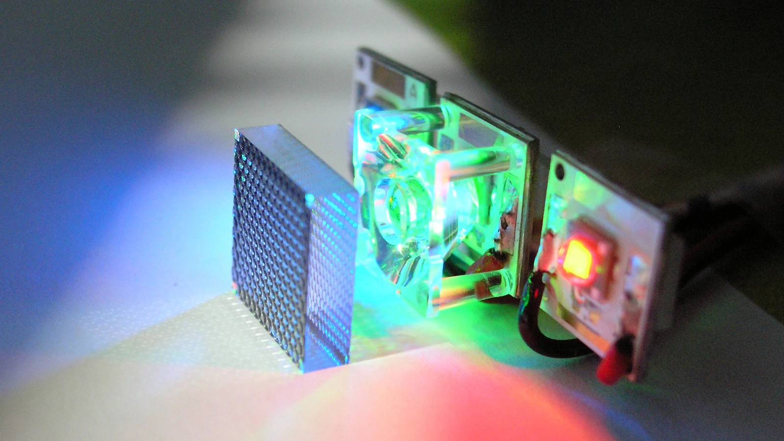 The Fraunhofer smartphone projector actually consists of an array of 200 microprojectors