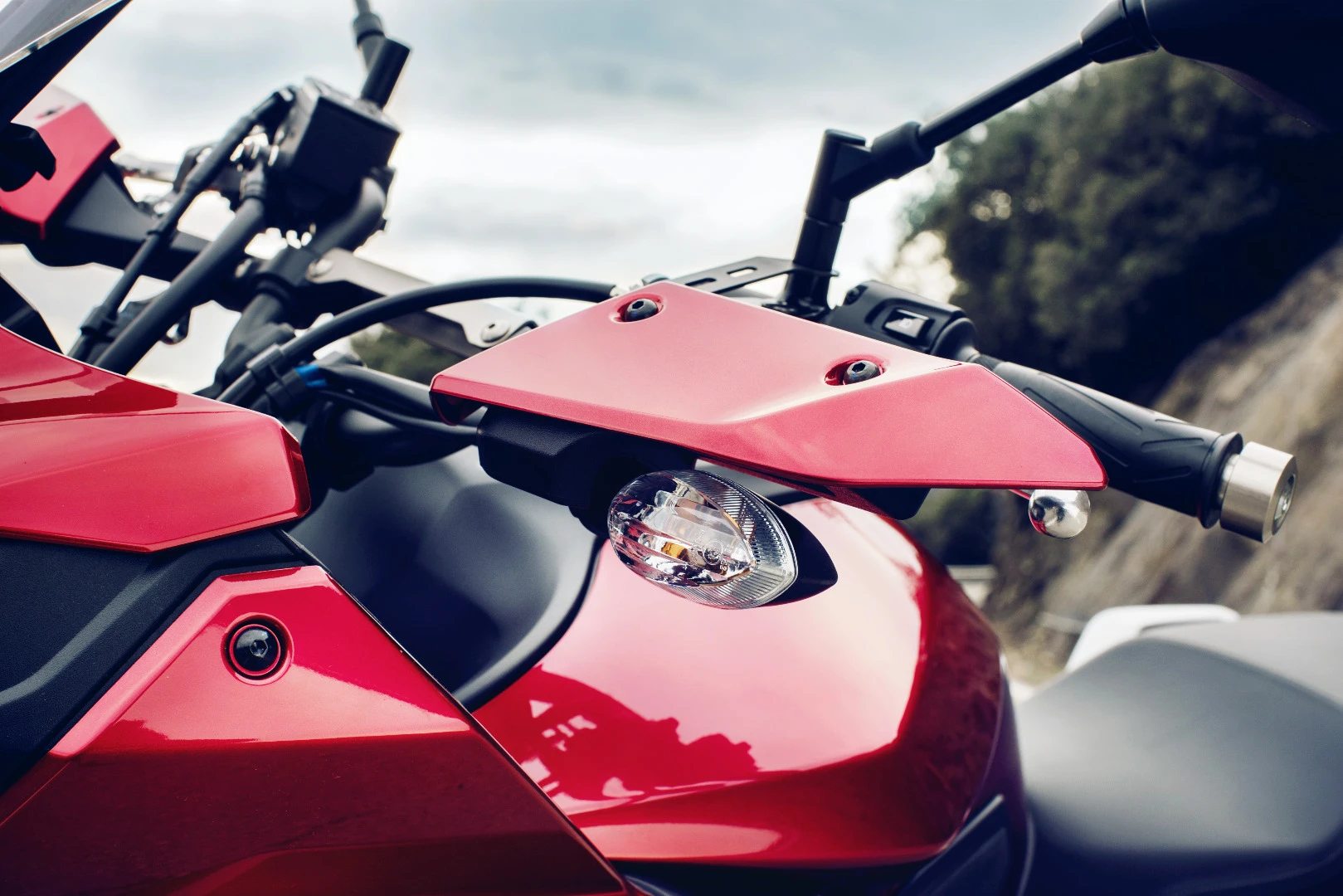 These hand guards are standard on the Yamaha Tracer 700, offering aerodynamic protection
