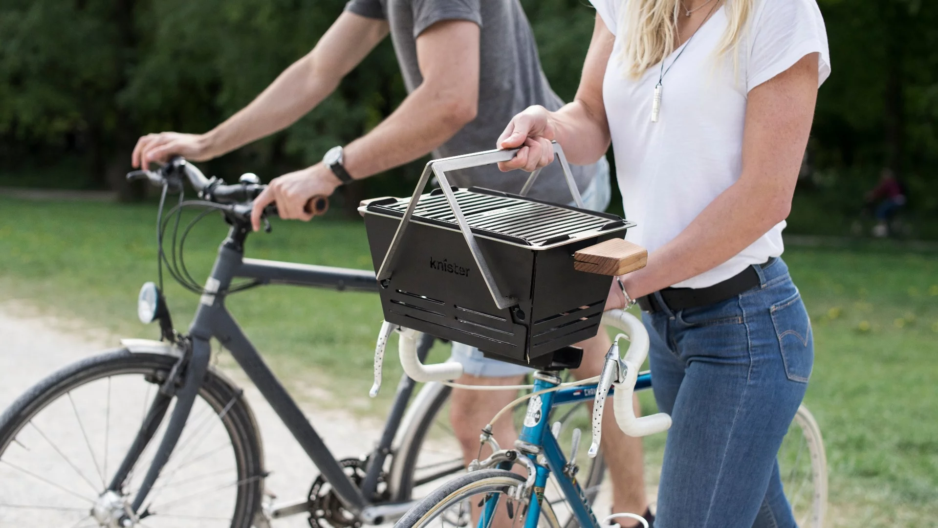 The Knister Grill can be mounted on any type of bars, using a non-permanent bracket