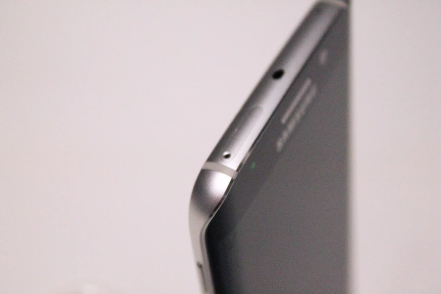 Samsung has yet to announce how extra you'll have to pay to get that curved screen (Photo: Stu Robarts/Gizmag.com)