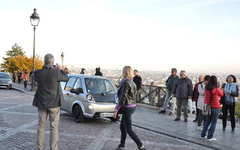 Attracting some attention from onlookers, the mia standard edition