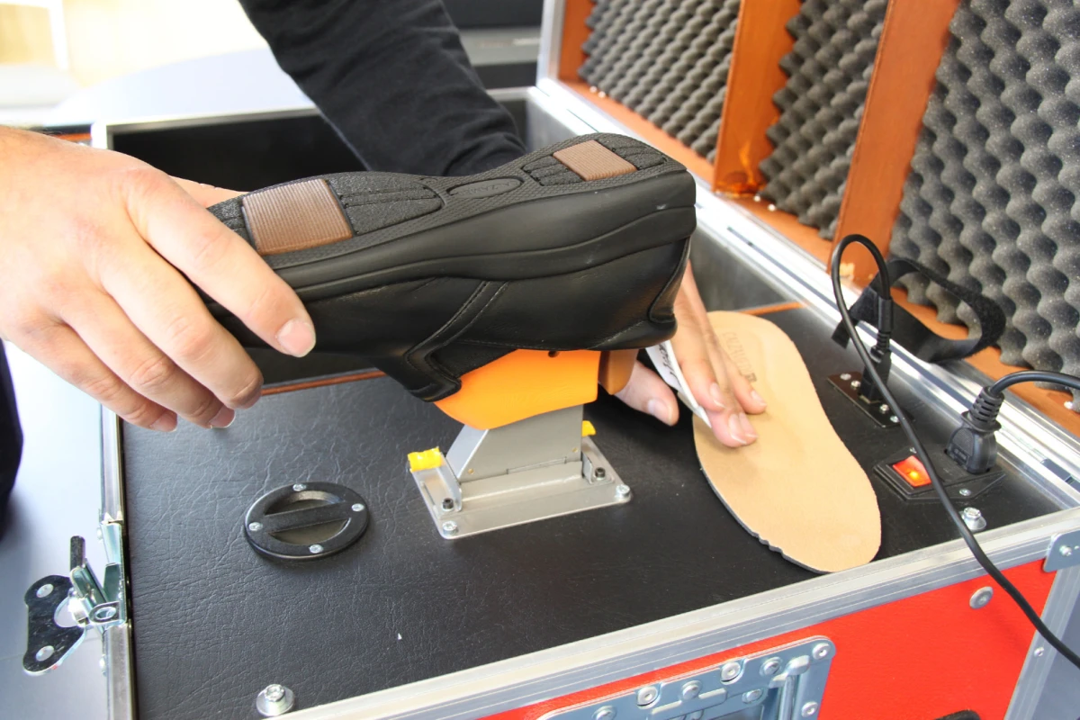 ShopInstantShoe's Shoptool shoe-molding device