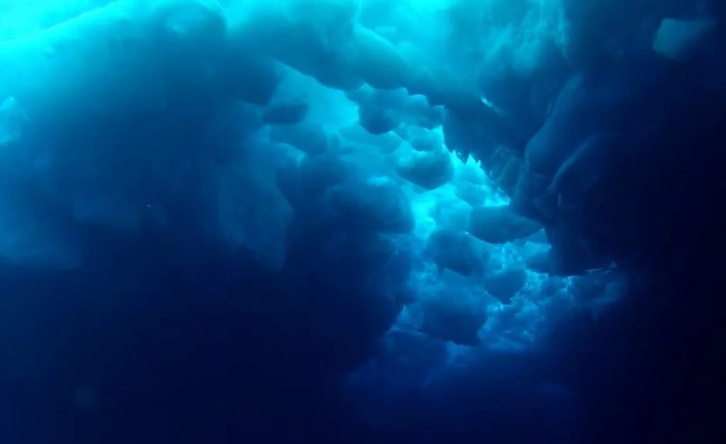 The underside of the ice floes is thick and jumbled (Photo: ROV team)
