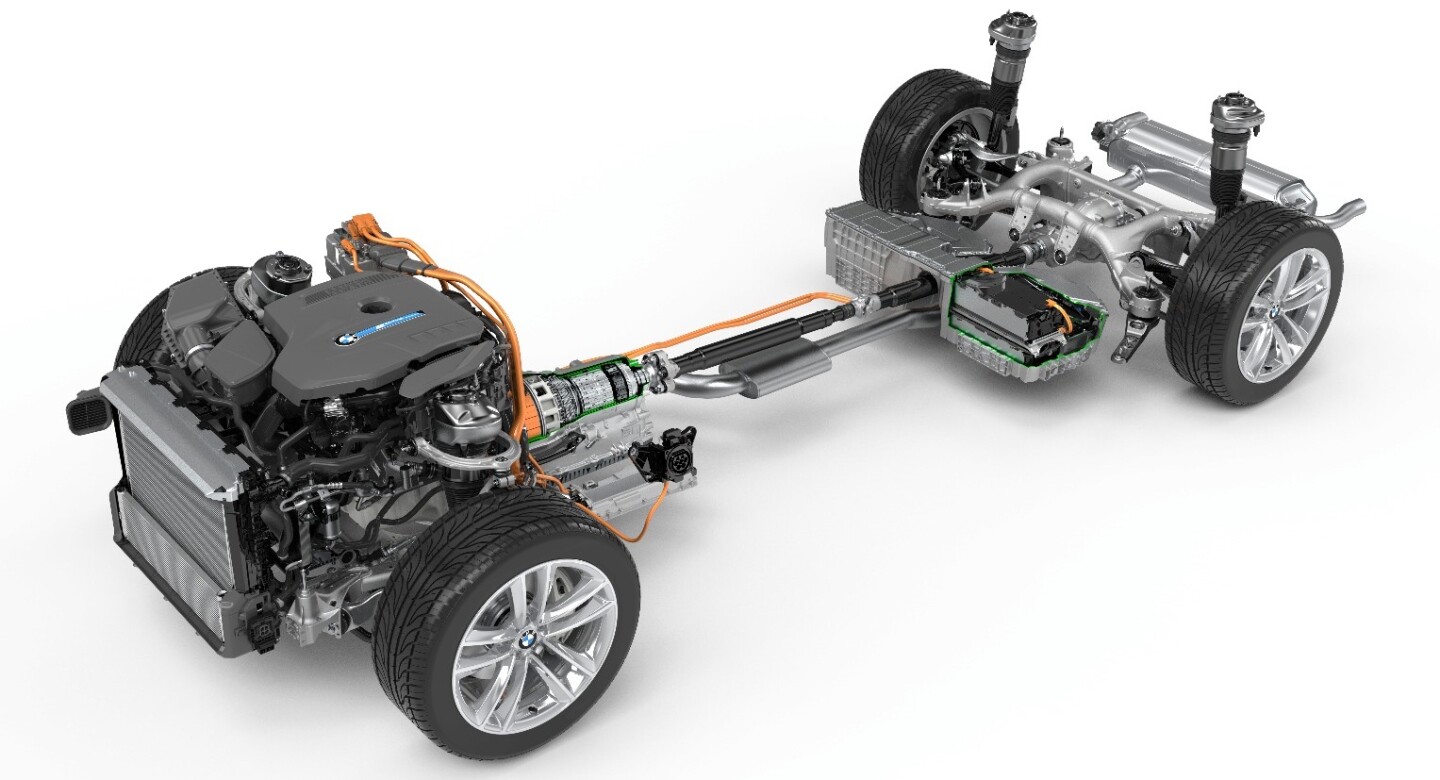 The powertrain in the 740e is a new-generation four-cylinder gasoline engine using TwinPower turbocharging and a permanently excited synchronous electric motor for a total output of 326 horsepower (240 kW) and 369 pound-feet (500 Nm) of torque