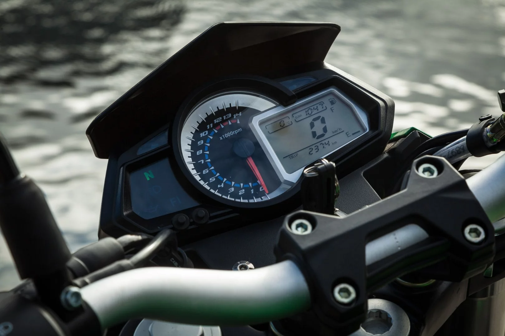 Benelli BN302 - Digital dash with analogue tacho works well, although the speedo on our test bike overreads by more than 10 percent (Photo: Chris Blain/Gizmag)
