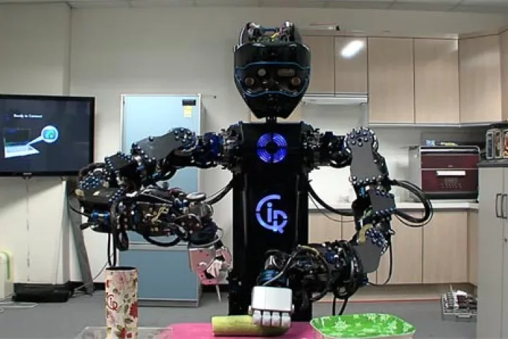 CIROS intelligently slices a cucumber with a kitchen knife