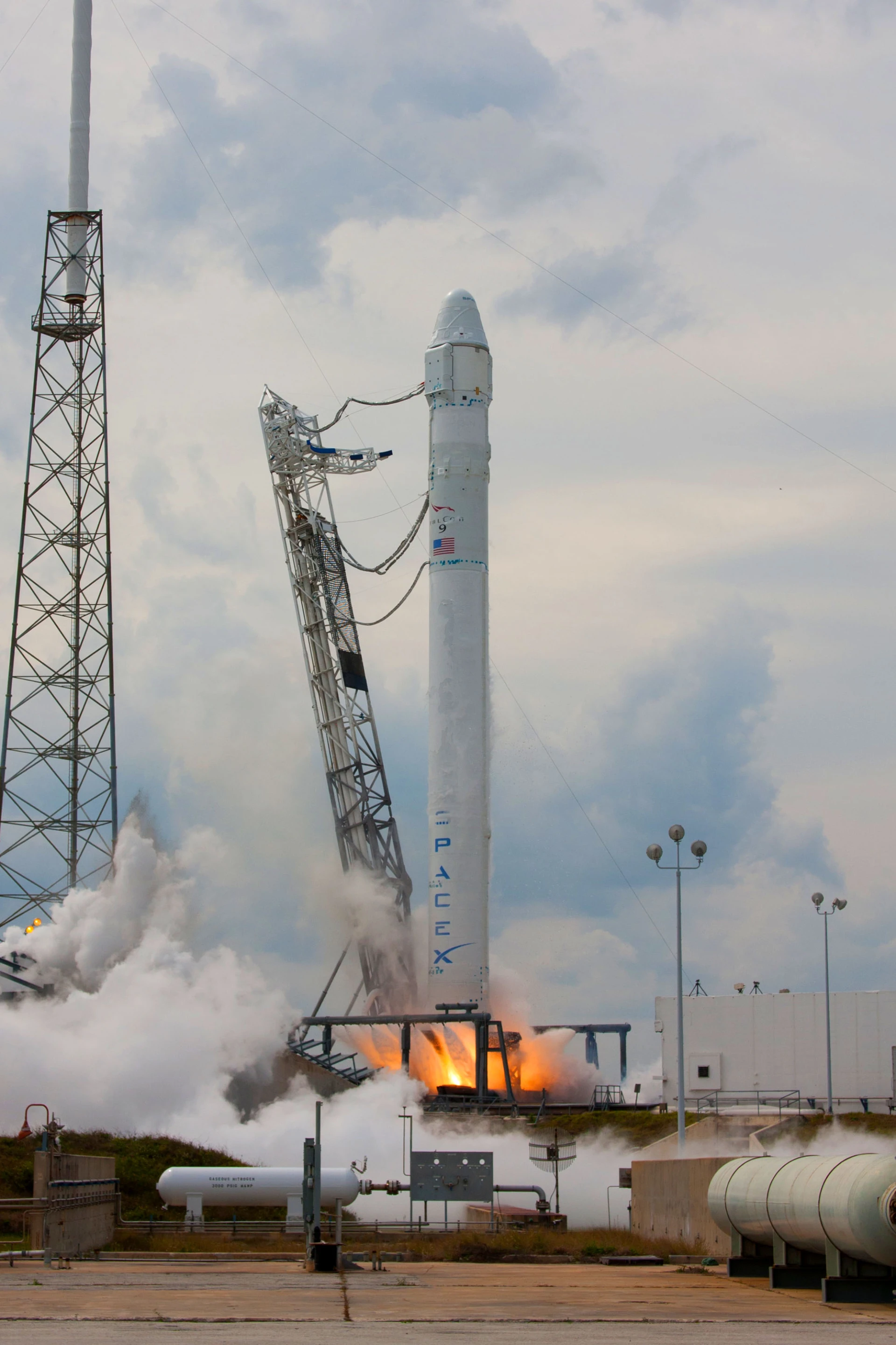 CRS-2 Falcon 9 firing engines