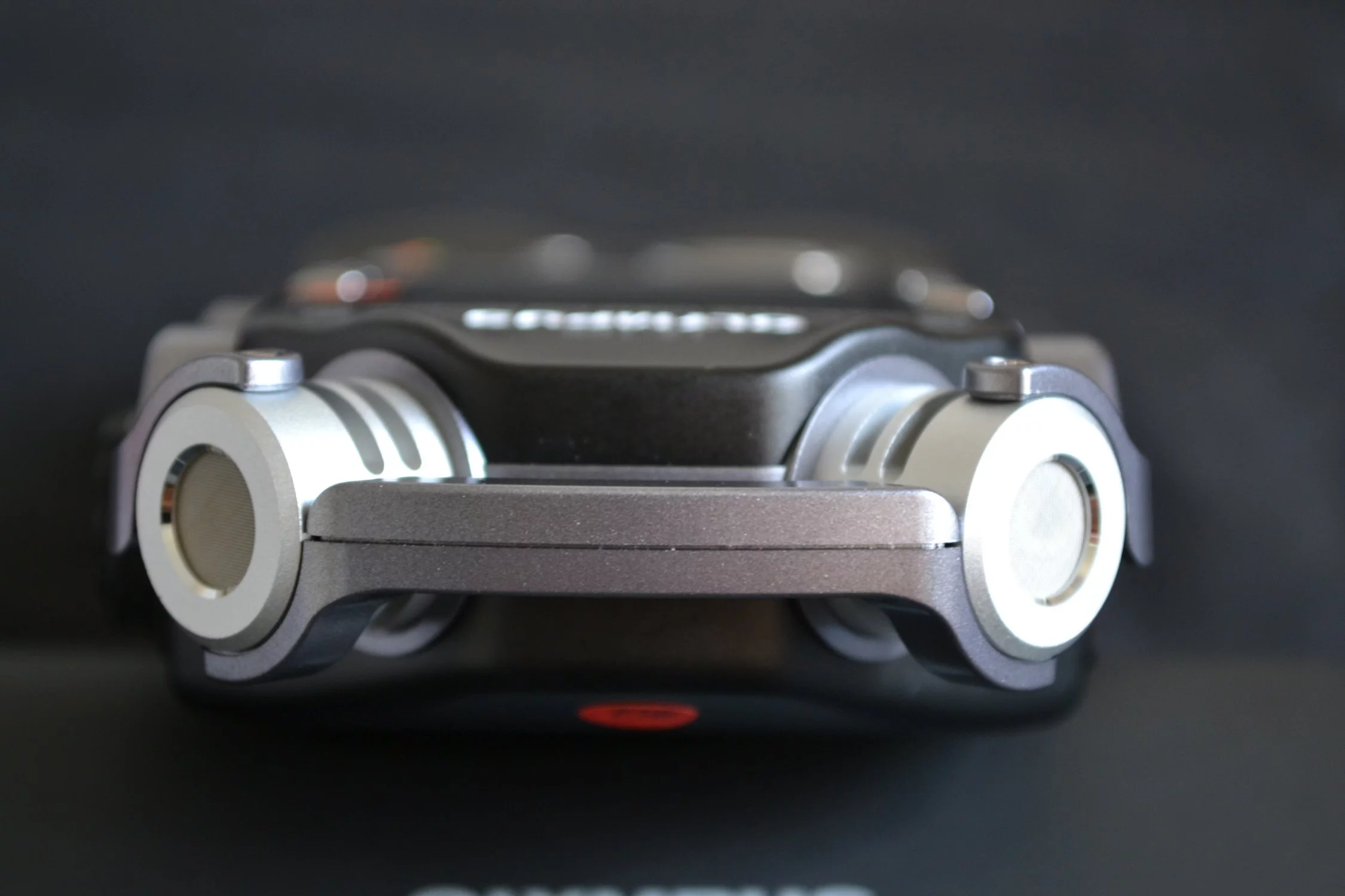 The two internal 90-degree directional stereo condenser microphones