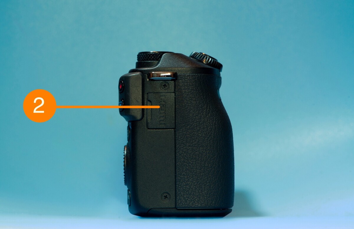 What does what on the side of a mirrorless camera