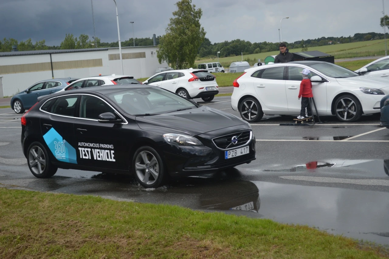 With the pedestrian safely across, the self-parking car resumes course (Photo: Gizmag)
