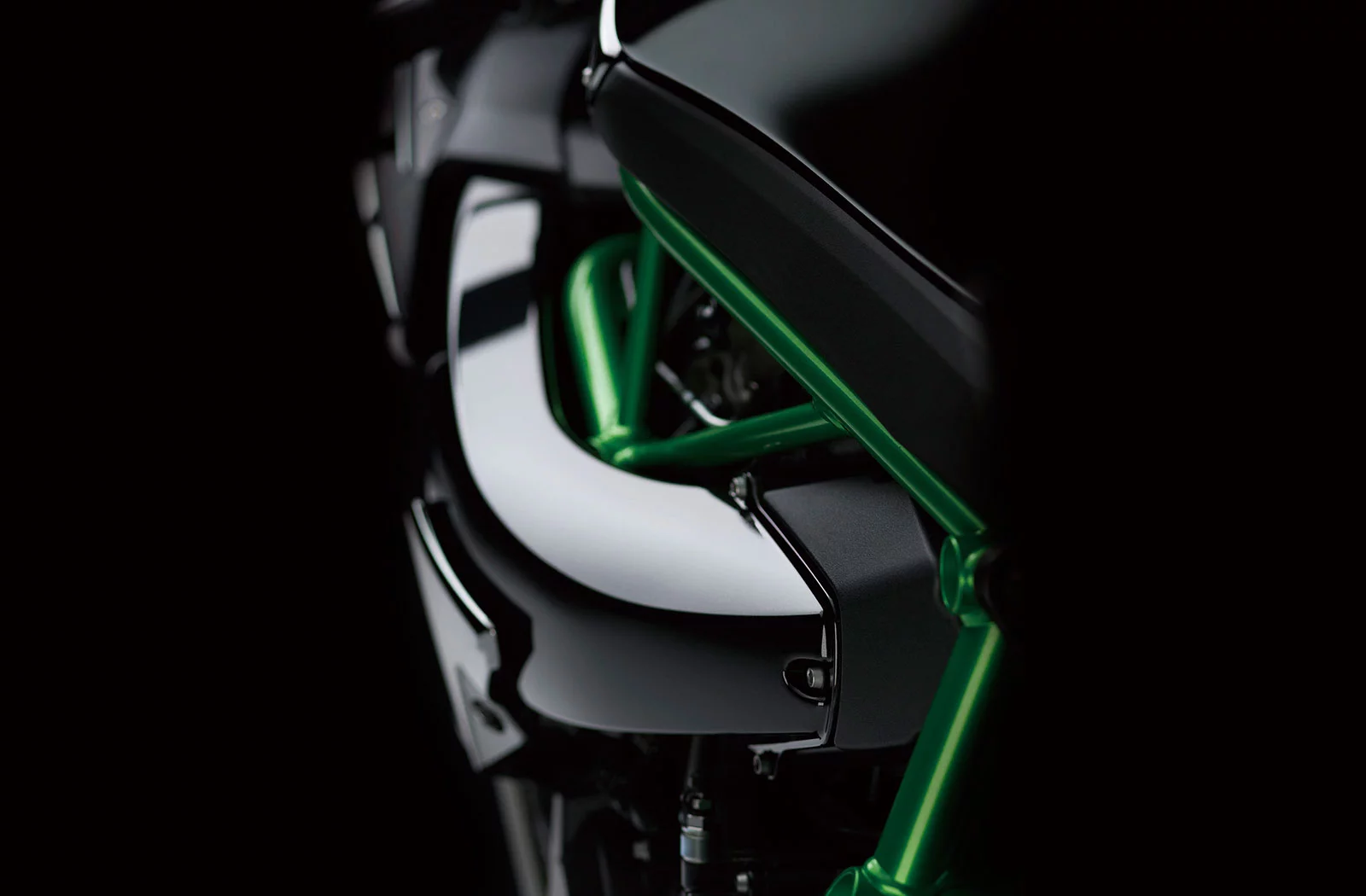 Air supplied to the supercharger enters via a single Ram Air intake in the left side of the upper cowl. The total frontal area is approximately 6,500 mm2, about 3x the area of the supercharger entrance. The Ram Air duct was designed to route fresh air to the supercharger in as straight a line as possible. Its shape was derived to match the impeller characteristics, further contributing to the engine’s high output. For optimum efficiency for the 200 PS engine, the air cleaner is positioned directly before the supercharger.