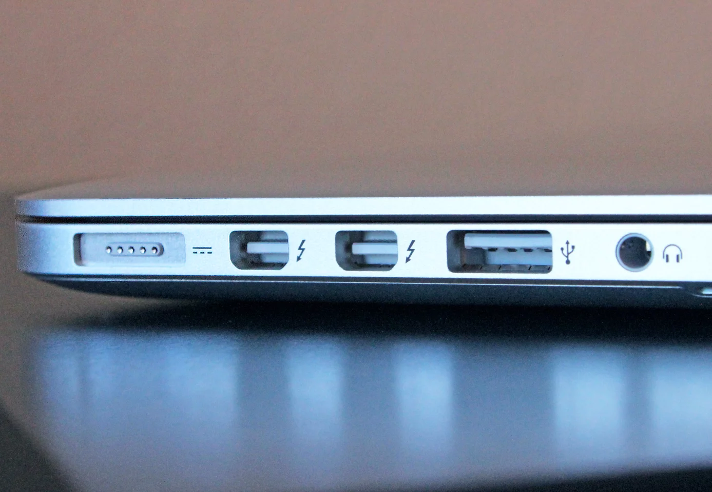Unlike that upcoming 12-in MacBook, the Retina MBP has multiple ports! (Photo: Will Shanklin/Gizmag.com)