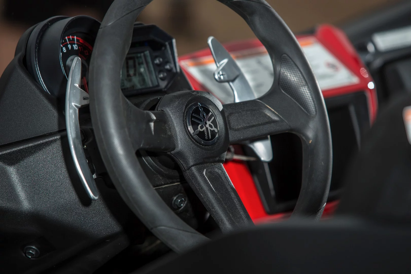 Yamaha YXZ1000R SS SE: steering wheel and shift paddles