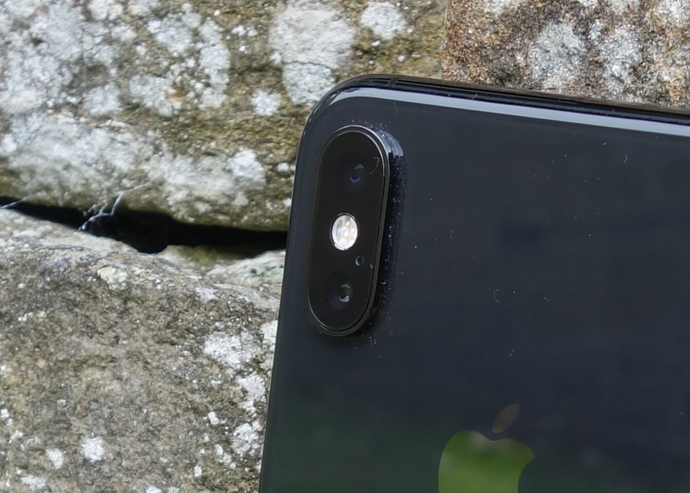 The 12 MP + 12 MP dual-lens rear camera in the iPhone XS is a slight upgrade on its predecessor