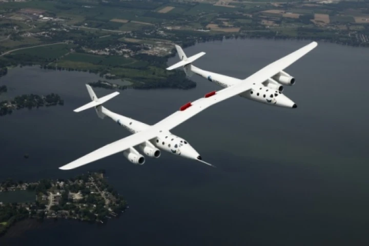 Virgin Galactic's "mothership" VMS Eve cruises over Lake Winnebago on its first public flight(Photos: Mark Greenberg)