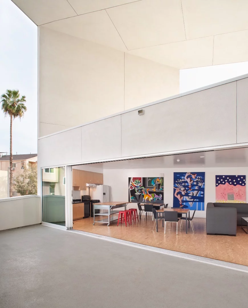 Located in Los Angeles’ MacArthur Park, the 42,500-sq ft (3,948 sq m) building takes its name from the military term "I've got your six"