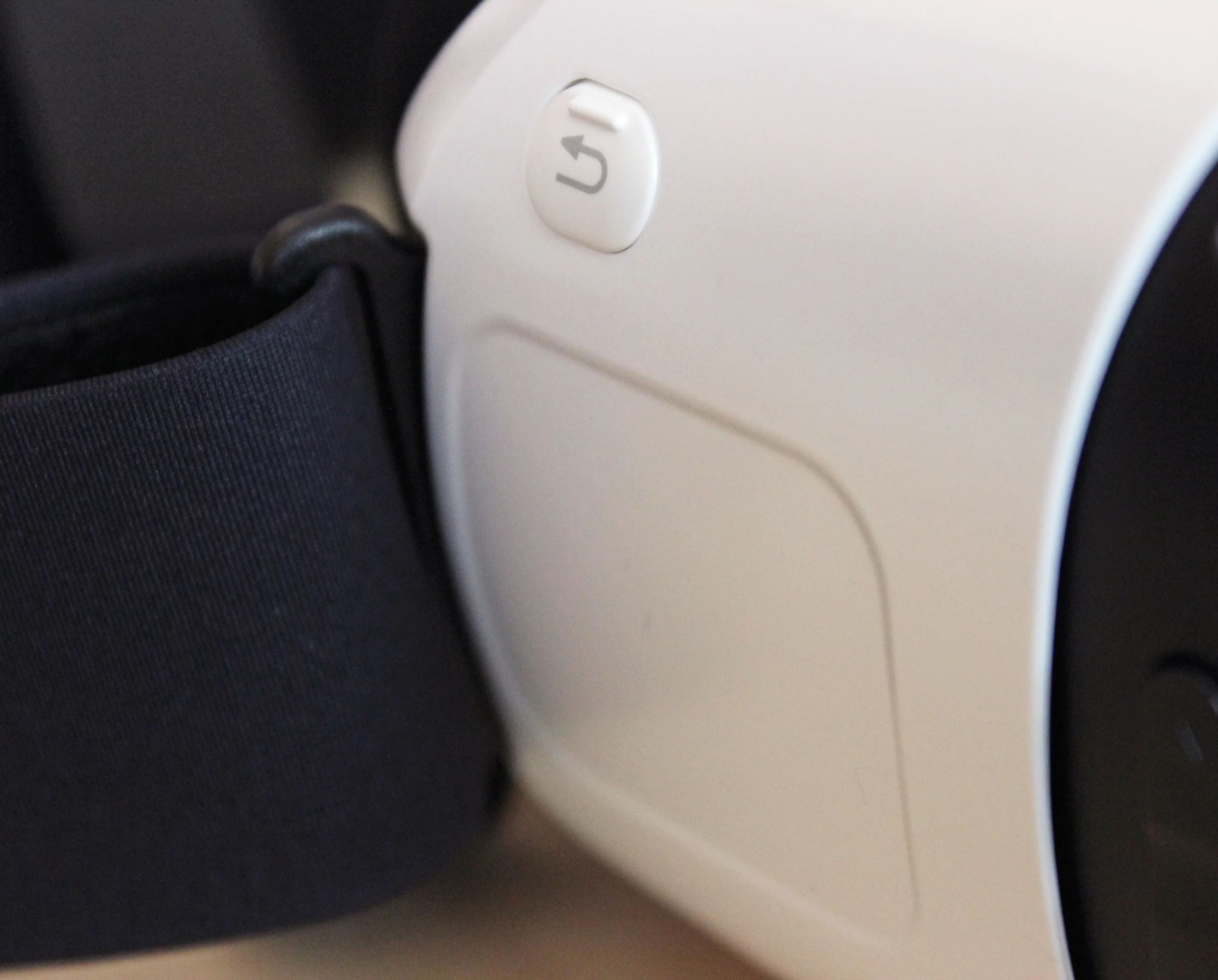 Touchpad and back button, on the right side of the headset (Photo: Will Shanklin/Gizmag.com)