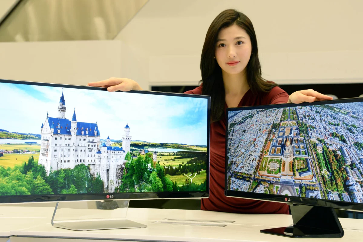 LG's 34-inch UM95 and 29-inch UM65 UltraWide monitors that will be launched at CES 2014