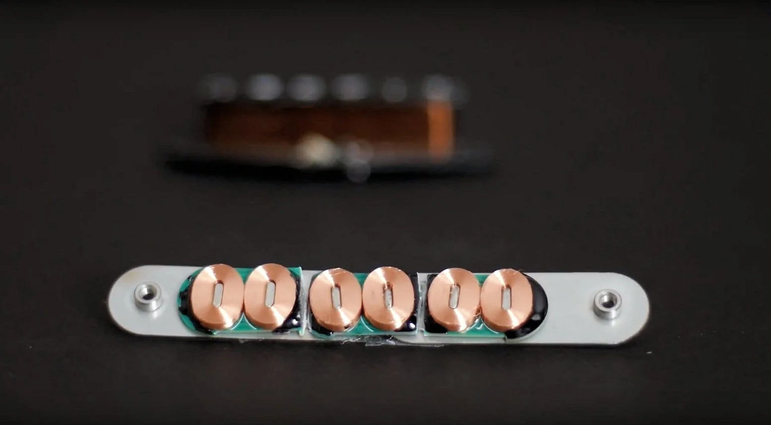 The Submarine Pro has six mini pickups within its aluminum housing, with one coil for each string, and is able to isolate the signal from each string