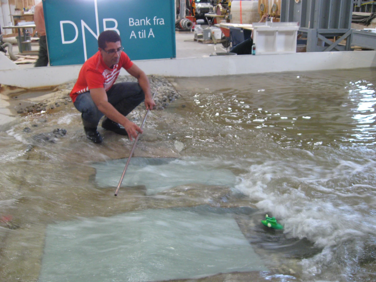 Shepherd, using the kayaker to test the playability of the ledge (Photo: Gizmag)