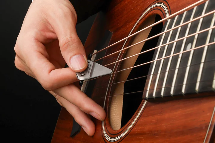 The durable ResoTi pick is said to offer fast, fluid string release, warmth without clarity loss, and a punchy sound that's not piercing