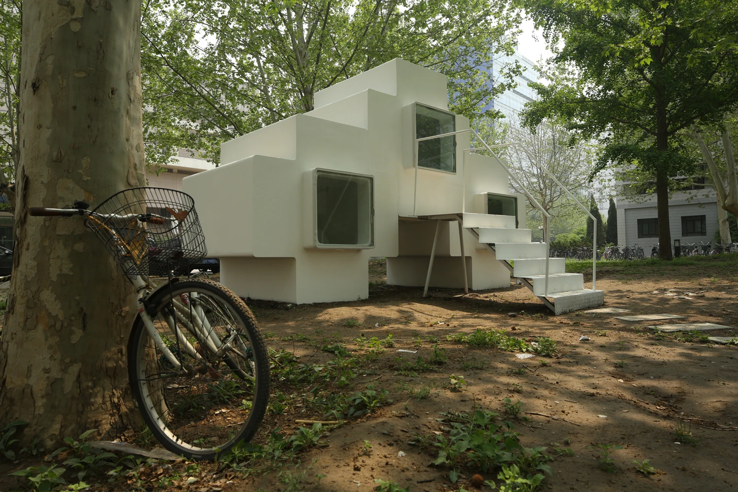 The home features a central multi-functional living space positioned between two lower modular rooms