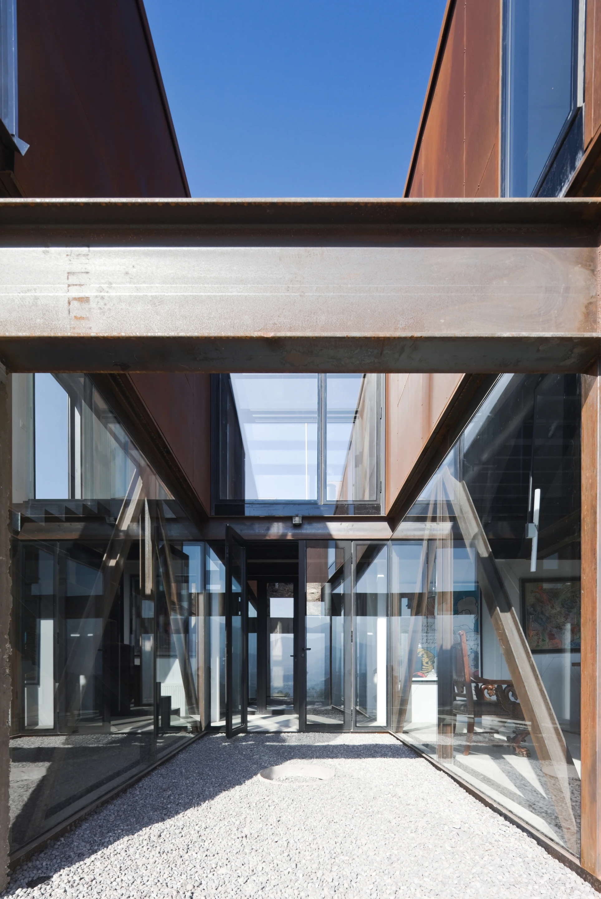 Caterpillar House measures 350 sq m (3,800 sq ft), and comprises a total of 12 used shipping containers (Photo: Sergio Pirrone)