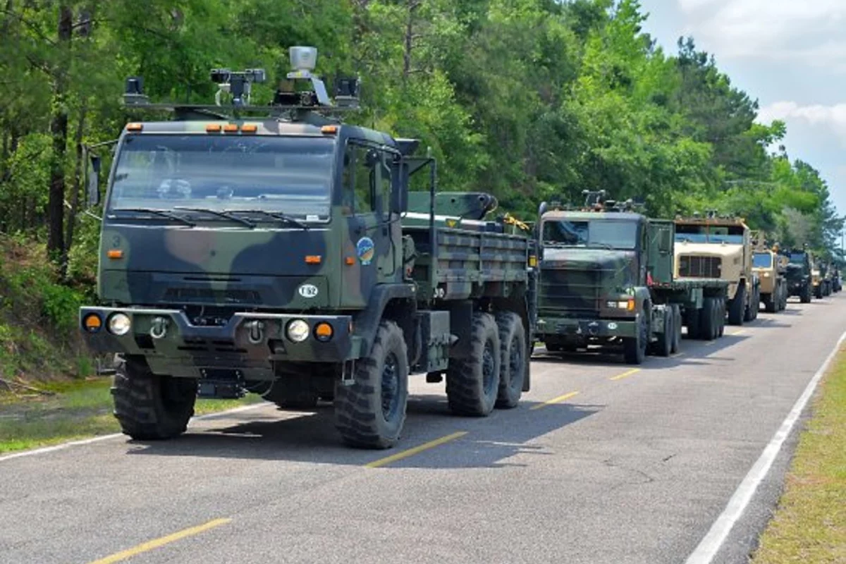 A convoy of driverless US Army trucks (Photo: Department of Defense)