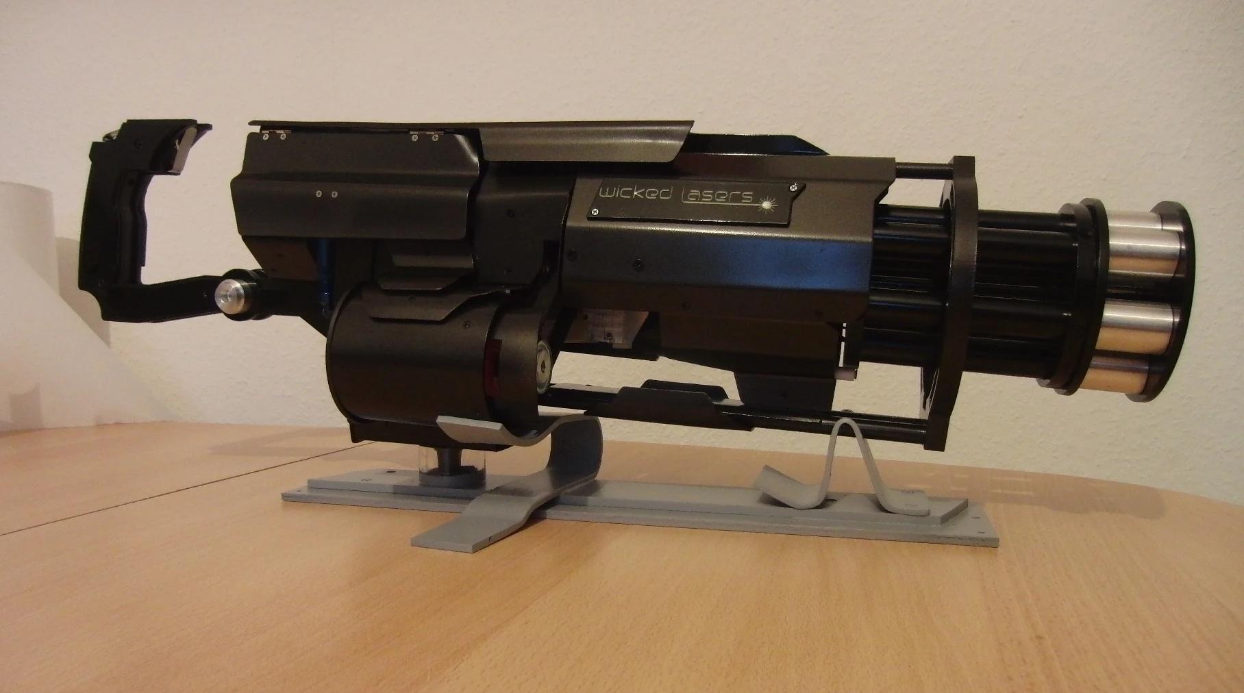 The motor and aiming laser are powered by eight AA batteries, and the six blue lasers run off four parallel 18650 lithium-ions