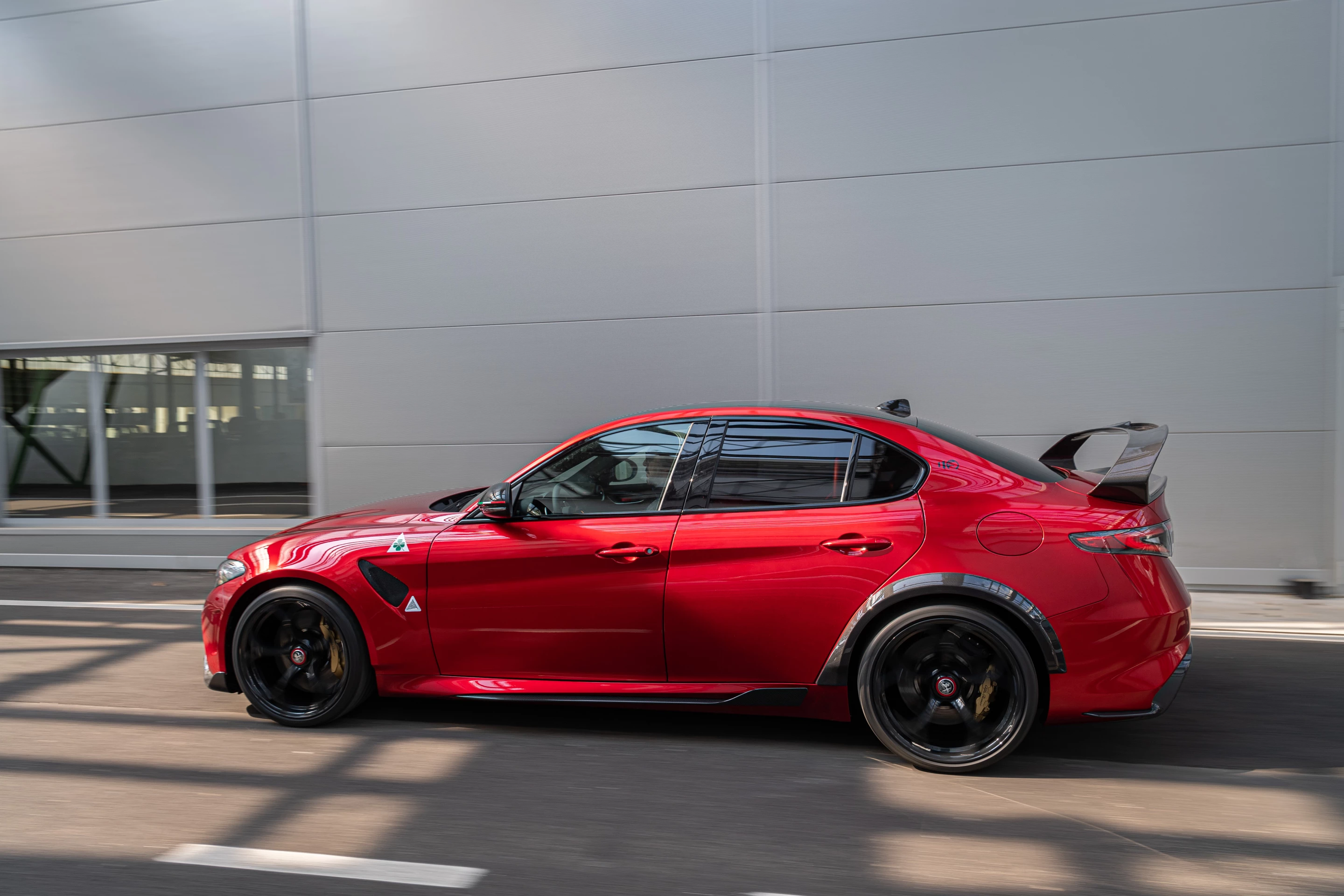With their extensive use of ultra-light materials, the GTA and GTAm benefit from a weight reduction of 220 lb compared to the Giulia Quadrifoglio, achieving a best-in-class weight/power ratio of 6.2 lb/hp